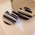 Detail von Acryl-Ohrringen mit markanten schwarz-weißen Streifen und C-förmigem Design - Rund Gestreift