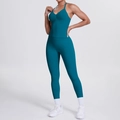Detail der High-Waist Yoga-Leggings und Halterneck-Top aus edlem Pfauenblau-Gewebe - Malachitgrün