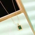 Elegante collana a catena a spina di pesce dorata con pendente rettangolare verde smeraldo - Oro
