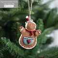 Ornement de Noël bonhomme de pain d'épices avec bonnet rouge et détail de poche bleue - Gingerbread Man Style B (APYX196-2)