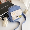 Sac bandoulière en toile bleu et blanc avec écusson nuage et pendentif ours en peluche - Avec l'ours timide / Bleu