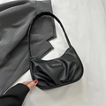 Bolso de hombro negro plisado minimalista en cuero sintético con placa de logo oval - Negro