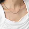 Elegante collar de cuentas con cadena de plata y cuentas marrón claro en el cuello - Collar de Esmalte Marrón / Color acero