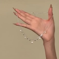 Detalle de collar plateado con perlas blancas y colgantes de circonita en forma de gota - Plata-Blanco