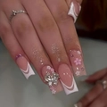 Lange eckige Kunstnägel mit weißen French-Spitzen, rosa Blumen und Schleifen-Strass - BW42-Nude Französisch Weißer Rand Schleife Kristall Glitzer Blume