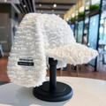 Berretto da baseball in pile bianco con lunghe orecchie su supporto espositivo - M / Bianco