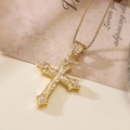 Elegante 18K vergoldete Kreuzkette mit Zirkonia-Steinen auf Vintage-Papierhintergrund - Gold Klassisches Kreuz