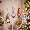 Set mit vier bunten hölzernen Weihnachtsgnom-Anhängern an dekorativen weißen Zweigen - Set mit 4 Holzanhängern