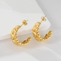 Elegantes pendientes de aro en forma de C de acero dorado con textura de corazones - Dorado