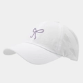 Dettaglio del cappellino bianco con fori tagliati al laser e ricamo a fiocco viola - Bianco