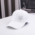 Berretto da baseball da donna in pizzo bianco con eleganti fiori di strass e visiera curva - Bianco