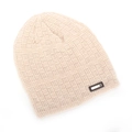 Detail der beige Strickmütze mit quadratischer Waffelstruktur und Metallplakette - Gebrochenes Weiß