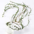 Detail von böhmischem Braut-Blumenkranz und weißen Blumenranken für Hochzeitshaarschmuck - Blumen-Rattan-Quasten-Stirnband / Weiß (Quasten-Stil)