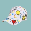 Detailaufnahme der weißen Baseballkappe mit bunten Sonnen und Herz Graffiti Mustern - Verstellbar / Weiß