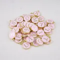 Colgantes de letras en esmalte rosa y dorado para creación de joyas DIY - Juego de 26 Letras del Alfabeto / Rosa