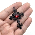 Pendentif croix gothique punk avec pierre rouge montrant les détails de l'alliage rétro - Base Noire Avec Pierre Rouge