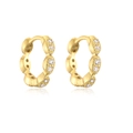 Detailopname van goudkleurige oorringen met micro-ingelegde zirkonia-steentjes - Gouden Creolen met Ingelegde Zirkonia (41832)