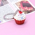 Llavero de cupcake con corazón rojo y crema blanca para amantes de los postres - Chocolate