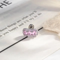 Zilveren gebogen oorknopje met drie roze stenen en pavé gezette kristallen - Roze (A717-3#) / Enkel Stuk