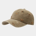 Dettaglio dei ricami a forma di bassotto su un cappello da baseball vintage in cotone kaki - Cachi