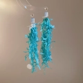 Detalle de pendientes de flecos azul lago con tachuelas cuadradas y lentejuelas - Azul lago (Pin de plata)