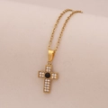 Collar de cruz en acero dorado con microcirconitas y piedra negra central elegante - Ágata negra