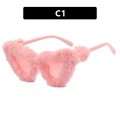 Occhiali da sole a cuore con finiture in ecopelliccia rosa e lenti colorate, stile C1 - Montatura Rosa Peluche Rosa
