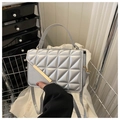 Sac à bandoulière matelassé argenté avec barre dorée et bandoulière chaîne à la main - Argenté
