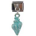 Vista macro de un colgante de caracola azul con clip metálico plateado para pulsera - Caracola Azul Cian