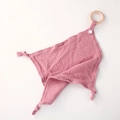 Detalle de arrullo de muselina rosa con aro de madera natural y esquinas con nudo suave - Rosa Intenso