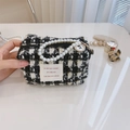 Details einer Tweed-Kosmetiktasche mit Perlengriff und klassischem schwarz-weißem Muster - Schwarz-Weißes Funkelndes Gitter