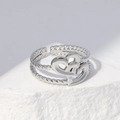 Anillo de corazón cruzado plateado ajustable con banda trenzada sobre piedra - Color Acero