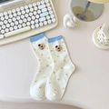 Süße cremeweiße Baumwollsocken mit blauem Rand, Bärenstickerei und goldenen Punkten - Gepunkteter Bär Blauer Rand