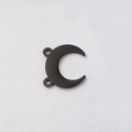 Detail van een zwarte halve maan hanger met twee gaten voor DIY sieraden maken - Zwart