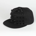 Vue détaillée d'une casquette snapback punk avec des rivets à pointes noires denses - Clous Noirs