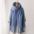 Vue détaillée d'une écharpe longue en tricot mohair bleu gris avec de doux franges - Bleu Denim / 240x38cm