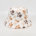 Dettaglio del cappello alla pescatora in peluche bianco con stampe di zampe marroni - M (56-58cm) / Bianco