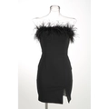 Détail de la robe bustier noire courte avec bordure en plumes d'autruche et fente latérale - S / Noir