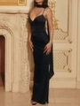 Elegante abito da sera in raso blu scuro con spalline sottili e collarino abbinato - S / Nero
