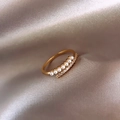 Détail de la bague double couche dorée avec perles et diamants pavés sur soie - Ouvert Réglable / 17# Bague de Perle
