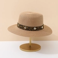 Cappello di paglia a testa piatta con nastro leopardato e fibbie metalliche a croce - Stile Cachi Con Stampa Leopardata