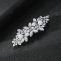 Détail macro d'une pince à cheveux avec strass marquise étincelants et perles blanches - Style Perle / Argent