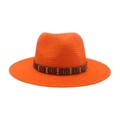 Chapeau de paille orange à large bord avec ceinture en cuir marron cloutée d'or - Taille unique / Chapeau de Paille Orange (Bande en Cuir Café)