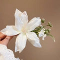 Pince à cheveux fleur de lys blanc avec texture en soie et détails de feuilles vertes - Pince à Bec de Canard Lys Artificiel (161#) / Blanc