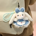 Portachiavi con coniglio di peluche, vestito blu e grembiule con fragola su zaino - Stile Vestito da Cameriera in Denim Cool