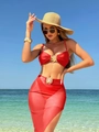 Dettaglio del bikini rosso tre pezzi con gonna in rete e fibbie a forma di stella marina - Rosso