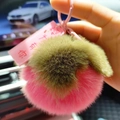 Portachiavi a forma di pesca in finta pelliccia rosa con foglie verdi e gancio - 9.5cm Ciondolo Pesca
