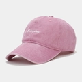 Detail der Everyday Stickerei auf gewaschener rosa Baumwollkappe mit Schirm - Verstellbar / Rosa