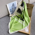 Detalle de pañuelo de seda con estampado artístico verde y negro sobre un marco dorado - 70x70cm / Verde