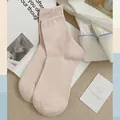 Minimalistische zartrosa Baumwollsocken im schlichten ästhetischen einfarbigen Stil - Einheitsgröße / Hellrosa
